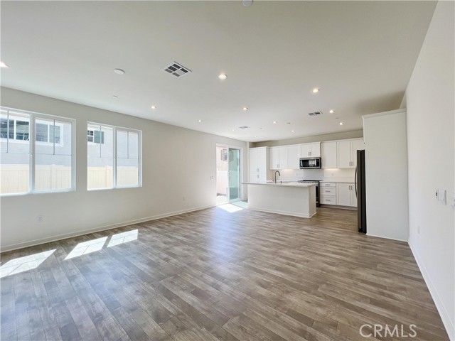 Detail Gallery Image 3 of 26 For 16067 Olivas Ln, Fontana,  CA 92336 - 4 Beds | 2/1 Baths