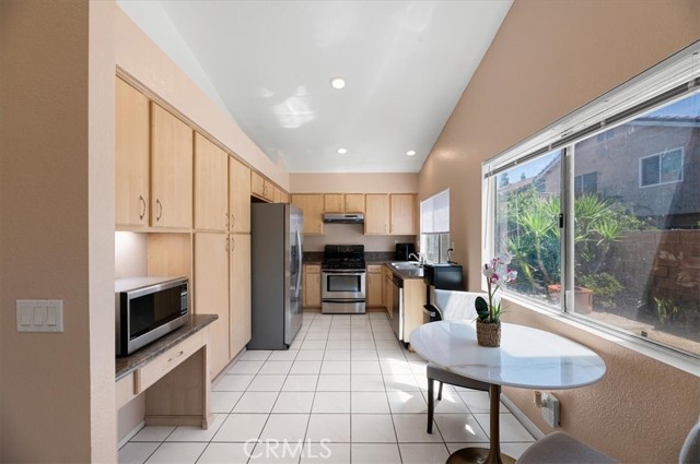 Detail Gallery Image 4 of 17 For 11375 Winery Dr., Fontana,  CA 92337 - 3 Beds | 2 Baths