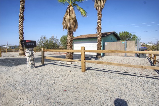 6367 Split Rock Avenue, 29 Palms CA: https://media.crmls.org/medias/64a8f0d1-363f-4a51-9156-27aa5e9697dc.jpg