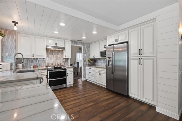 Detail Gallery Image 9 of 22 For 1380 Tanglewood, Corona,  CA 92882 - 4 Beds | 2/1 Baths