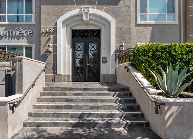 Luxurious Studio City Living