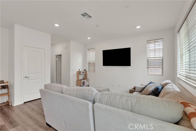 16718 Wyndham Lane, Fontana CA: https://media.crmls.org/medias/64b363dc-36b2-48be-afbd-9c407f983516.jpg