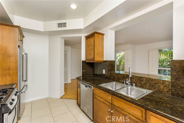 Detail Gallery Image 7 of 14 For 320 S Willaman Dr #301,  Los Angeles,  CA 90048 - 2 Beds | 2 Baths