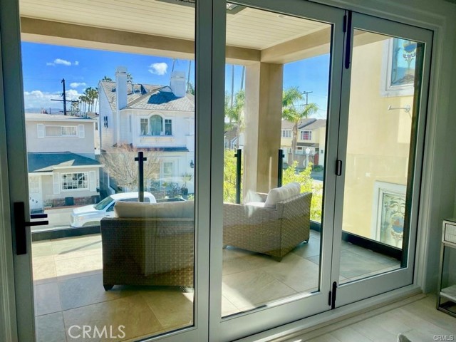 Detail Gallery Image 14 of 26 For 203 Sapphire, Newport Beach,  CA 92662 - 3 Beds | 3/1 Baths