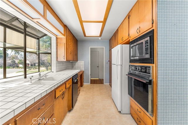 Detail Gallery Image 9 of 25 For 947 Nottingham Dr, Redlands,  CA 92373 - 3 Beds | 2 Baths