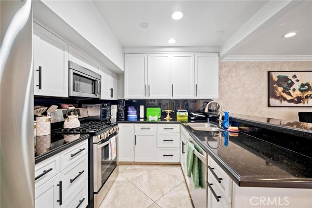 Detail Gallery Image 8 of 22 For 7924 Woodman Ave #78,  Panorama City,  CA 91402 - 2 Beds | 2 Baths