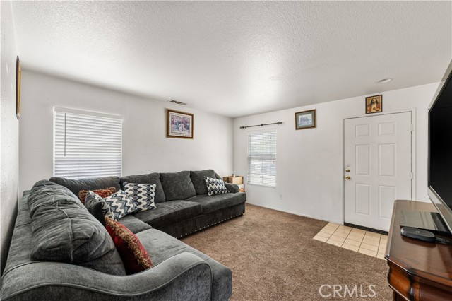 16029 White Mountain Place, Victorville CA: https://media.crmls.org/medias/64b7d66b-e158-47e6-8e60-e3366f816140.jpg