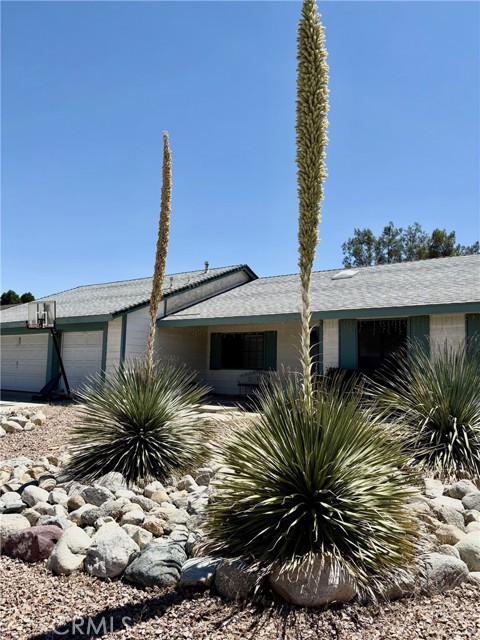 Detail Gallery Image 2 of 20 For 14195 Whispering Sands Dr, Victorville,  CA 92392 - 4 Beds | 2 Baths