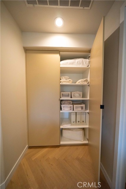 Detail Gallery Image 48 of 74 For 17437 Oak Creek Ct, Encino,  CA 91316 - 5 Beds | 5/1 Baths