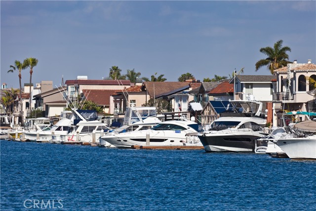 9882 Hot Springs Drive, Huntington Beach CA: https://media.crmls.org/medias/64b85d2c-76ee-4230-88e8-c8c901d1b8f0.jpg