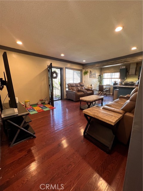 Detail Gallery Image 2 of 18 For 1918 W Piru St, Compton,  CA 90222 - 4 Beds | 2 Baths