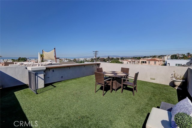 720 10th Street, Hermosa Beach, California 90254, 4 Bedrooms Bedrooms, ,3 BathroomsBathrooms,Residential,Sold,10th,SB21226543