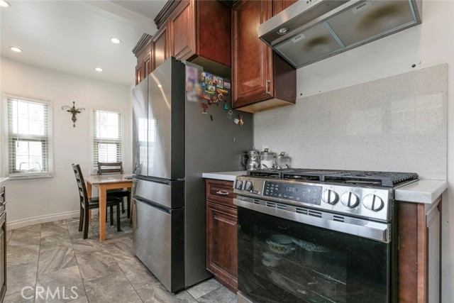 533 Hawthorne Street, Glendale CA: https://media.crmls.org/medias/64c1aa64-edbc-431c-afbb-eccf20c280d0.jpg