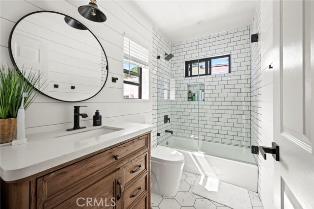 Detail Gallery Image 12 of 49 For 3345 Oakhurst Ave, Los Angeles,  CA 90034 - 3 Beds | 3 Baths