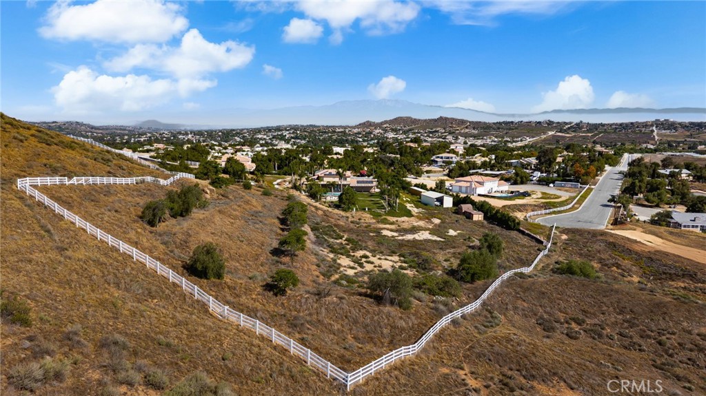 https://media.crmls.org/medias/64c874e4-6364-47d4-92d2-78a79e009575.jpg?preset=X-Large