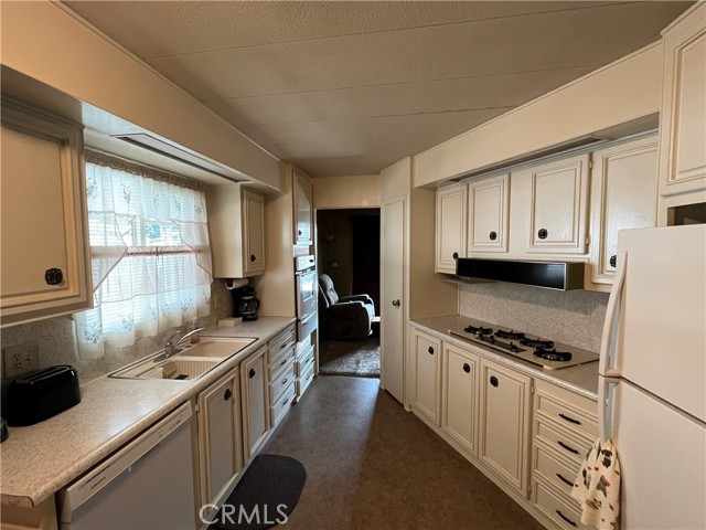 Detail Gallery Image 7 of 33 For 11250 Beach Bld #108,  Stanton,  CA 90680 - 2 Beds | 2 Baths