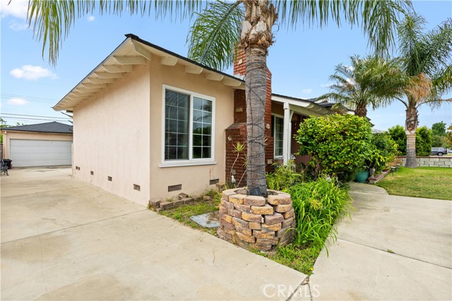 945 W Bonnie Brae Court, Ontario CA: https://media.crmls.org/medias/64c921aa-a217-46e2-84b5-2e94fb4d55e0.jpg