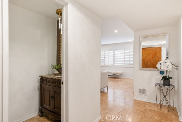 419 N Oakhurst Drive, Beverly Hills CA: https://media.crmls.org/medias/64ca969f-2b6a-4be1-a4be-b5fc7e575440.jpg