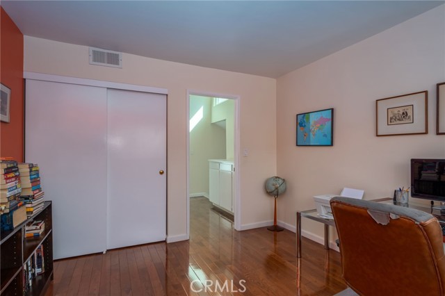 Detail Gallery Image 16 of 26 For 18319 Collins, Tarzana,  CA 91356 - 2 Beds | 3 Baths