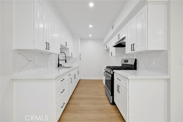 Detail Gallery Image 6 of 30 For 17303 Chatsworth St #4,  Granada Hills,  CA 91344 - 2 Beds | 1/1 Baths