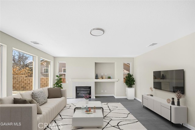 Detail Gallery Image 2 of 44 For 5768 Monaco, Palmdale,  CA 93552 - 4 Beds | 2/1 Baths