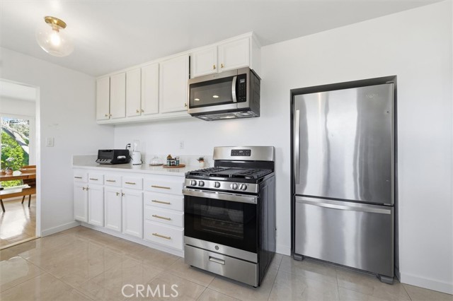 Detail Gallery Image 11 of 37 For 7337 W 88th St, Los Angeles,  CA 90045 - 4 Beds | 4 Baths