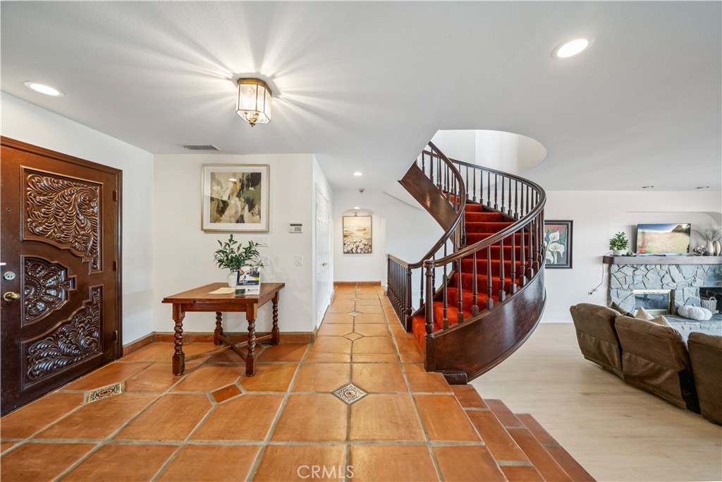 MLS #OC25176805 img 4