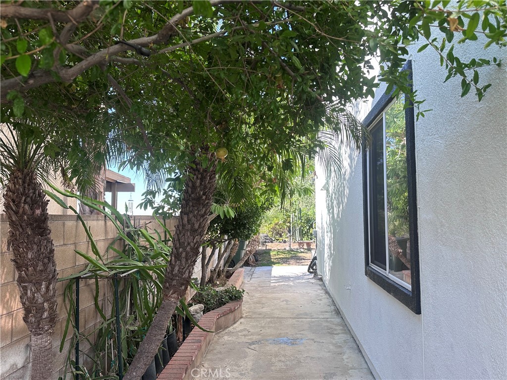 https://media.crmls.org/medias/64d5ca21-2910-4068-8a18-43ec07220baf.jpg?preset=X-Large