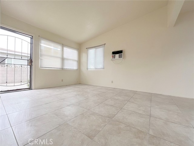 284 N Palm Avenue, Upland CA: https://media.crmls.org/medias/64d70cf2-5965-45a5-96c3-292f0ff18471.jpg
