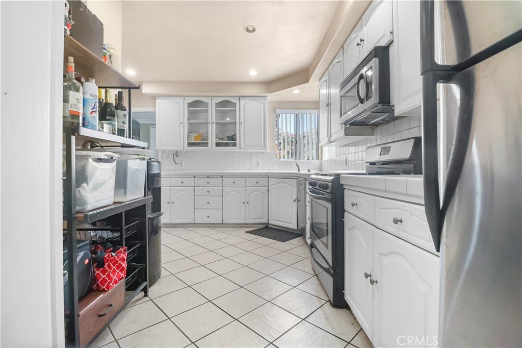https://media.crmls.org/medias/64d73e12-22ca-4018-ab30-6d2d901896f9.jpg?preset=X-Large