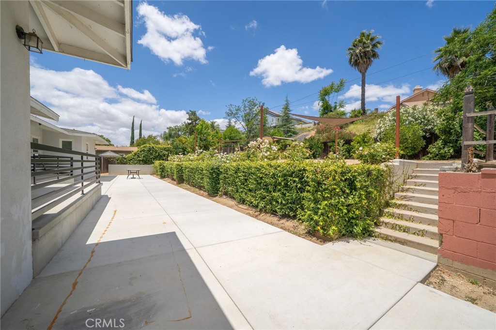 https://media.crmls.org/medias/64d918b3-dc1f-4f5a-94ff-b6d75cb6fcd1.jpg?preset=X-Large