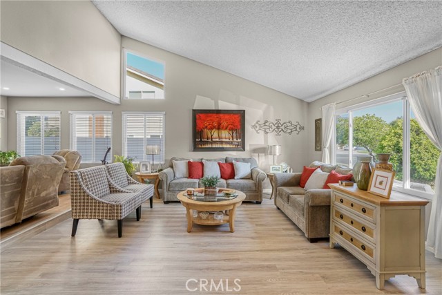 Detail Gallery Image 3 of 29 For 4387 Leatherwood Ct, Camarillo,  CA 93012 - 4 Beds | 2/1 Baths