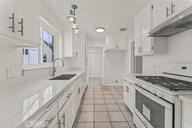 Detail Gallery Image 5 of 32 For 14722 Strathern, Panorama City,  CA 91402 - 5 Beds | 3 Baths