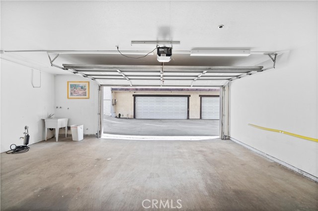 215 N Maple Avenue, Montebello CA: https://media.crmls.org/medias/64e185fd-4894-4e49-b531-424818217ce4.jpg