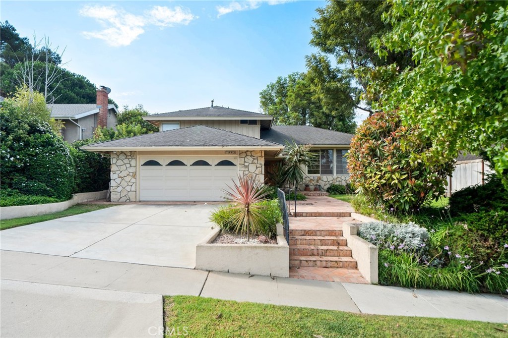1883 Swan Circle