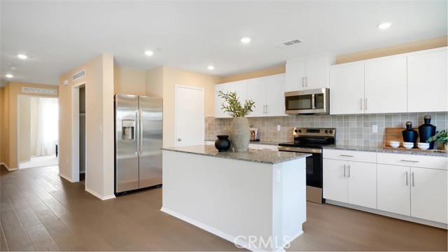 Detail Gallery Image 2 of 21 For 1479 Saddle Cir, San Jacinto,  CA 92582 - 4 Beds | 3/2 Baths