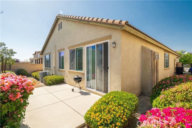 15345 Chive Lane, Fontana CA: https://media.crmls.org/medias/64e8bc7c-993b-42c0-a9a8-972b129bab48.jpg