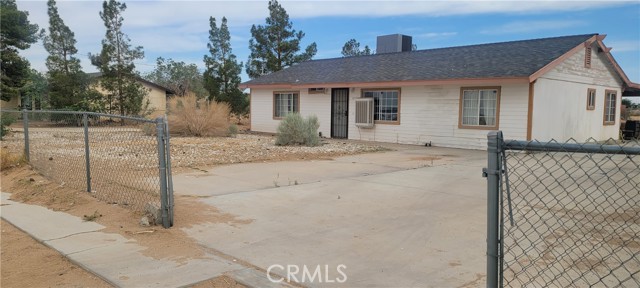 10733 Chamberlaine Way, Adelanto CA: https://media.crmls.org/medias/64e9000d-3b73-4b5d-9749-c9628c6859e1.jpg