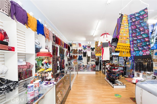 1735 7th Street, Los Angeles CA: https://media.crmls.org/medias/64e9f1da-5620-4915-af02-741c68aa5425.jpg