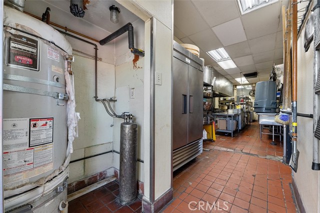 320 W Foothill Blvd, Upland CA: https://media.crmls.org/medias/64ecd816-fb63-4ed7-8000-7dca84a6edb9.jpg