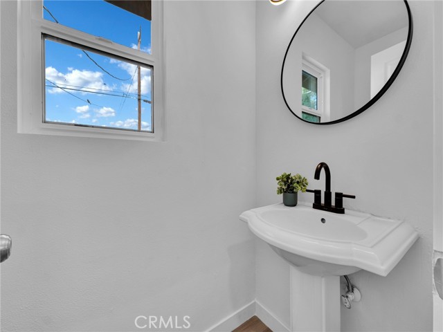 Detail Gallery Image 12 of 22 For 10050 Gloria Ave, Granada Hills,  CA 91343 - 3 Beds | 2/1 Baths