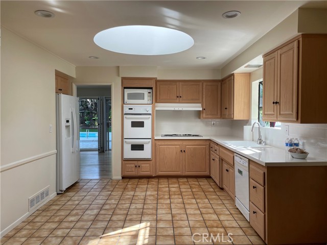 24041 Mariano Street, Woodland Hills CA: https://media.crmls.org/medias/64ef5810-9dd4-43c7-bd19-31e8eb646617.jpg