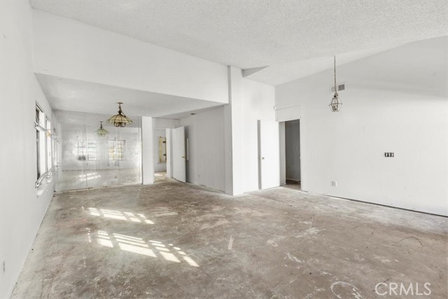 Detail Gallery Image 14 of 37 For 13511 Mountain Drive, Hesperia,  CA 92344 - 4 Beds | 2 Baths