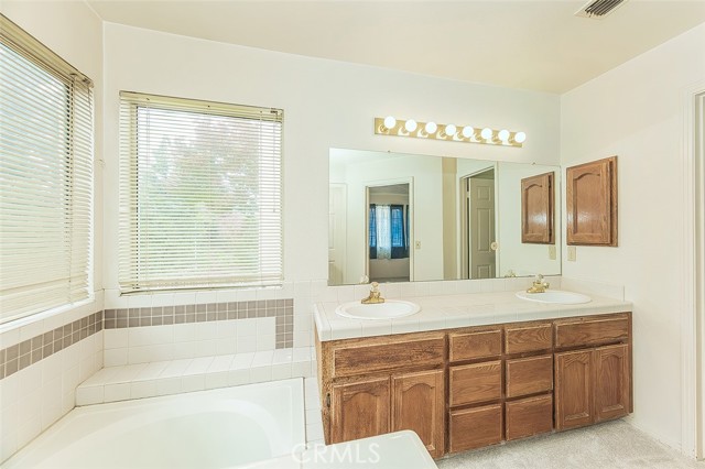 Detail Gallery Image 27 of 44 For 9659 N Shenandoah, Fresno,  CA 93720 - 3 Beds | 3 Baths