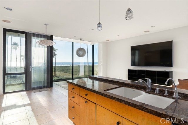 Detail Gallery Image 7 of 22 For 3009 Ocean Front Walk, Venice,  CA 90291 - 3 Beds | 2 Baths