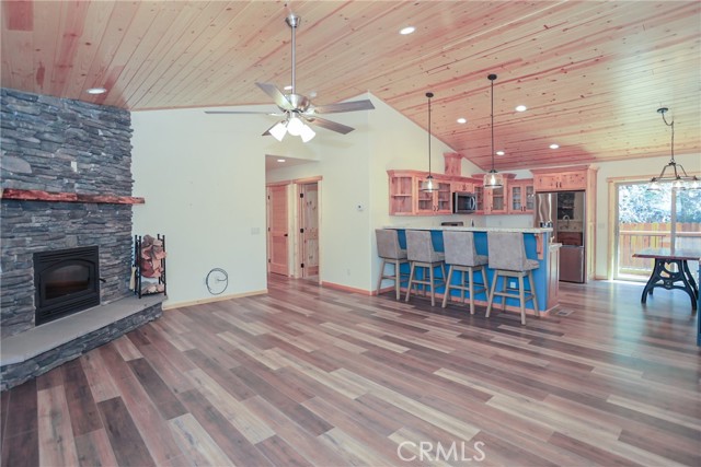 365 Santa Barbara Avenue, Sugarloaf CA: https://media.crmls.org/medias/64f66b25-8461-47da-9e48-b73e5e46e263.jpg