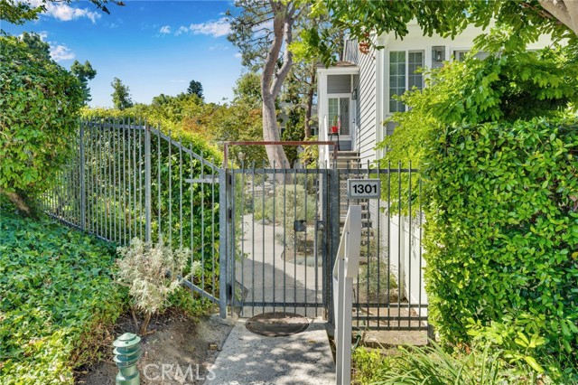 Detail Gallery Image 3 of 29 For 1301 via Sebastian #24,  San Pedro,  CA 90732 - 2 Beds | 2 Baths
