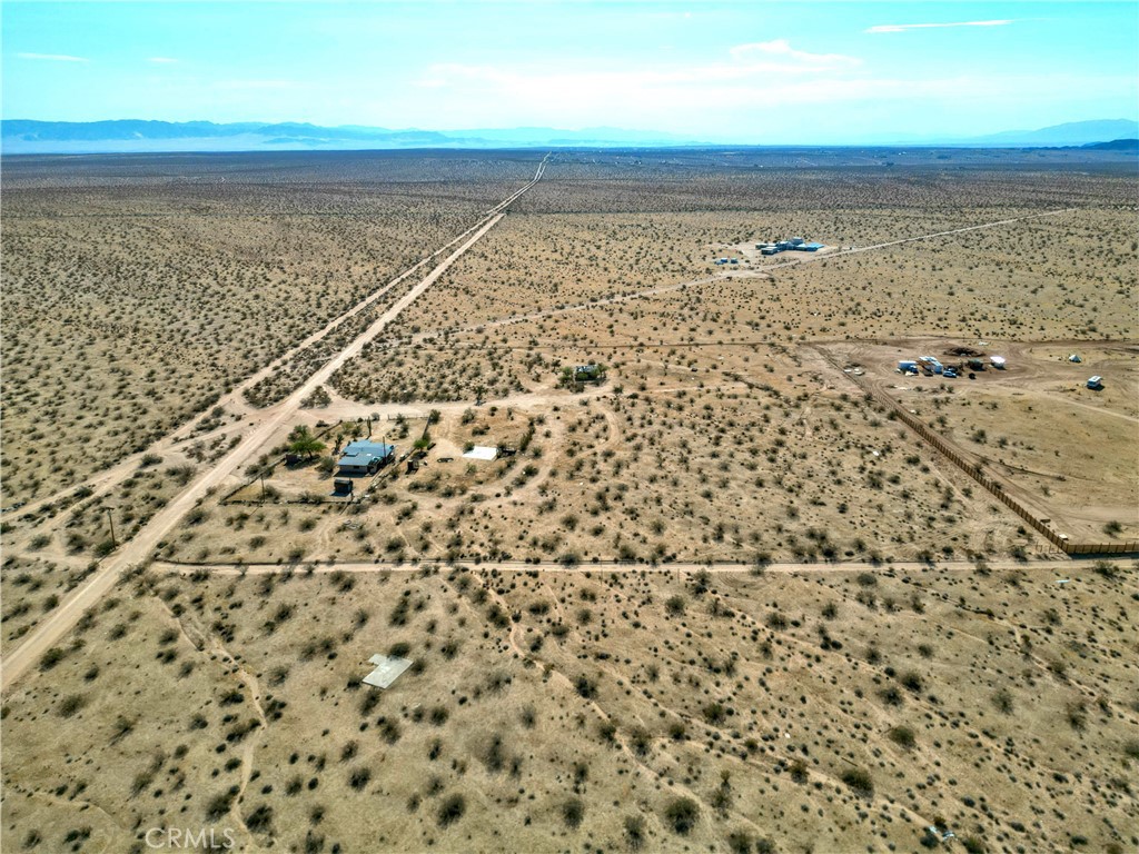 https://media.crmls.org/medias/64f9e3a6-0aa7-4f5d-a3e9-83e06d494a9d.jpg?preset=X-Large
