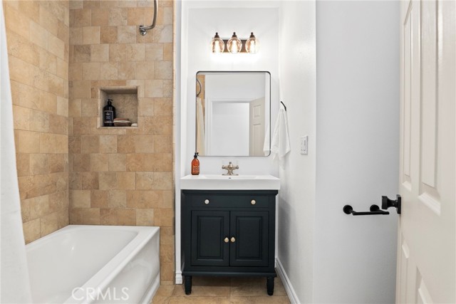 Detail Gallery Image 21 of 44 For 4410 Canoga Dr, Woodland Hills,  CA 91364 - 4 Beds | 3 Baths