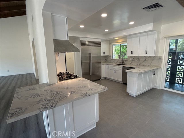 Detail Gallery Image 2 of 22 For 5301 Dubois, Woodland Hills,  CA 91367 - 3 Beds | 2 Baths